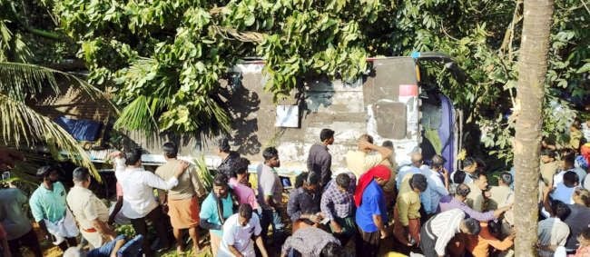 മലയോര ഹൈവേയിൽ കാറ്റാംകവല മറ്റപ്പള്ളി വളവിൽ അയ്യപ്പ ഭക്തർ സഞ്ചരിച്ച ബസ്  മറിഞ്ഞപ്പോൾ