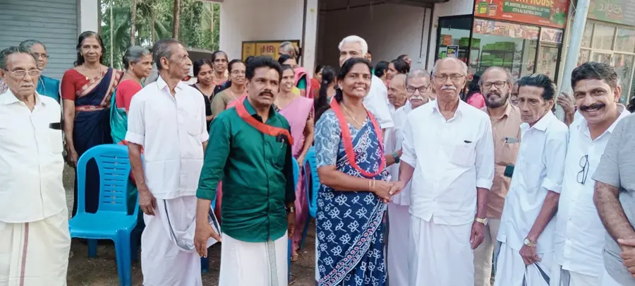 കായക്കൊടി ഡിവിഷൻ എൽഡിഎഫ്  സ്ഥാനാർഥി രാധിക ചിറയിൽ പുതുക്കയത്ത്   വോട്ട് അഭ്യർഥിക്കുന്നു 