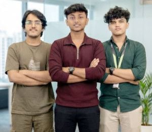 ശ്രാവൺ നാരായണും ശ്രീനന്ദും കോഡ്‌ കേവ്‌ കന്പനി സിഇഒ ആയി ചുമതലയെടുത്ത  മുഹമ്മദ്‌ ഇർഷാദിന്റെ കൂടെ