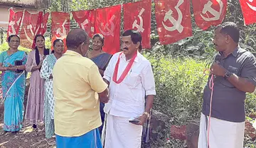 ജില്ലാ പഞ്ചായത്ത്‌ കൊട്ടിയൂർ ഡിവിഷൻ എൽഡിഎഫ്‌ സ്ഥാനാർഥി എം എ ആന്റണി മാസ്‌റ്റർ അന്പായത്തോടിൽ വോട്ടഭ്യർഥിക്കുന്നു 