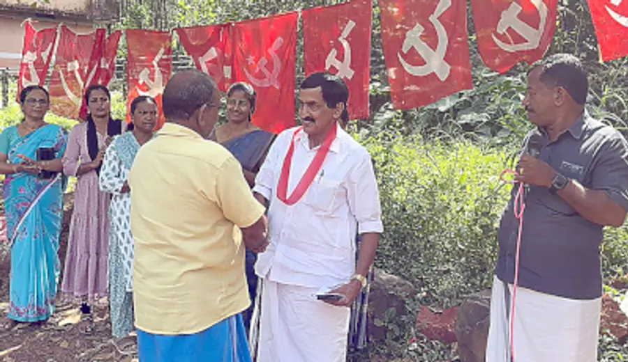 ജില്ലാ പഞ്ചായത്ത് കൊട്ടിയൂർ ഡിവിഷൻ എൽഡിഎഫ് സ്ഥാനാർഥി എം എ ആന്റണി മാസ്റ്റർ അന്പായത്തോടിൽ വോട്ടഭ്യർഥിക്കുന്നു