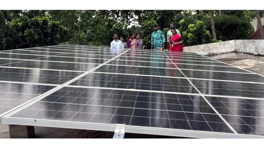 ജില്ലാ പഞ്ചായത്ത് ഫണ്ട് ഉപയോഗിച്ച് ചെറുന്നിയൂർ ഗവ. എച്ച്എസിൽ നിർമിച്ച സോളാൽ പാനൽ 