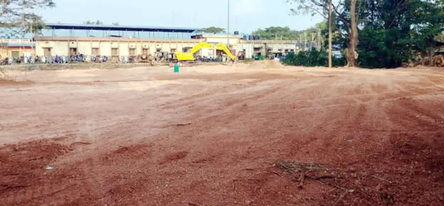 ടർഫ് കോർട്ടിനും പാർക്കിങ്ങിനുമായി നീലേശ്വരം റെയിൽവേ സ്റ്റേഷന് മുന്നിലെ സ്ഥലം വൃത്തിയാക്കുന്നു.