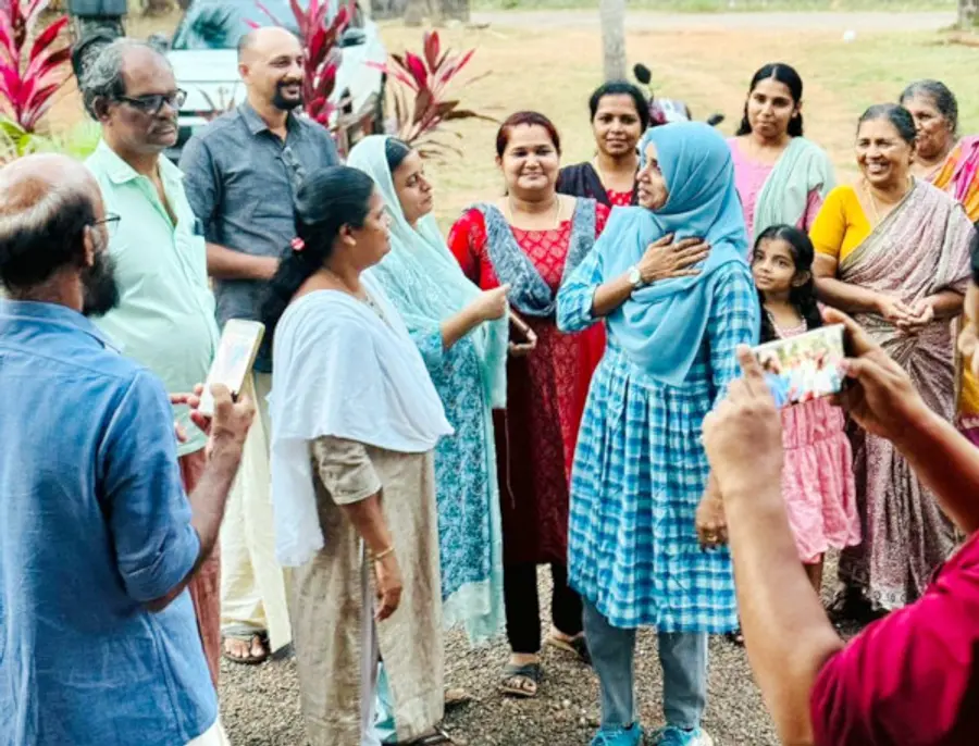 ജില്ലാപഞ്ചായത്ത് ഉദുമ ഡിവിഷൻ എൽഡിഎഫ് സ്ഥാനാർഥി  ആയിഷത്ത് റഫ മാങ്ങാട് വോട്ടർമാർക്കിടയിൽ