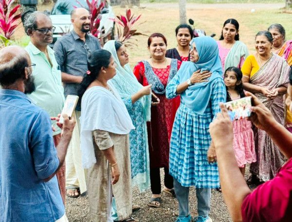 ജില്ലാപഞ്ചായത്ത് ഉദുമ ഡിവിഷൻ എൽഡിഎഫ് സ്ഥാനാർഥി  ആയിഷത്ത് റഫ മാങ്ങാട് വോട്ടർമാർക്കിടയിൽ