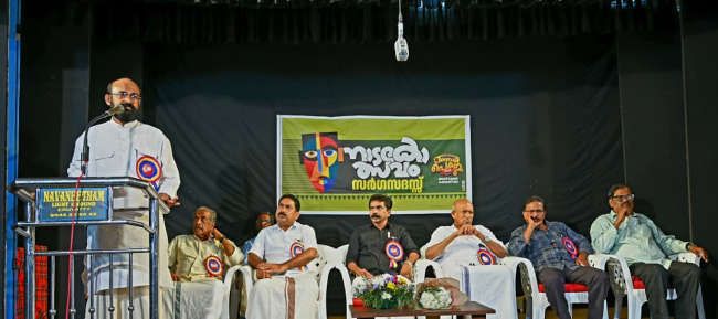 പിണറായി പെരുമയുടെ ഭാഗമായി നടക്കുന്ന നാടകോത്സവത്തിന്റെ രണ്ടാംദിനം നടന്ന സർഗസദസ് ചിത്രകാരൻ എബി എൻ ജോസഫ് ഉദ്ഘാടനം ചെയ്യുന്നു