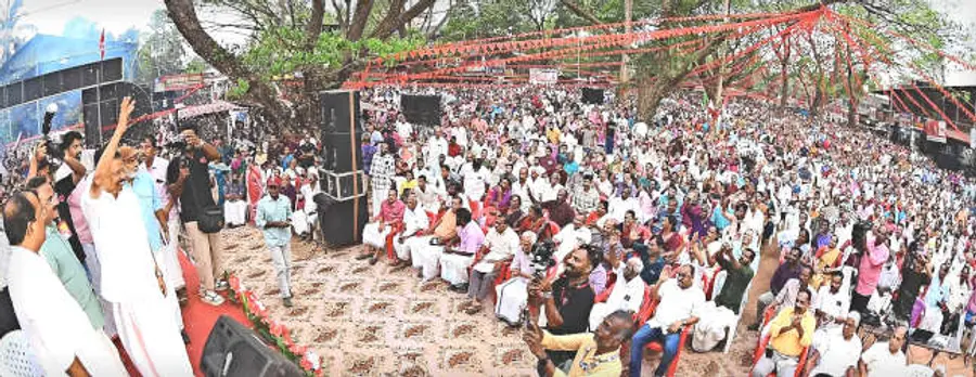 വികസന മുന്നേറ്റ ജാഥയുടെ കാലിക്കടവിലെ  സ്വീകരണത്തിൽ ജാഥ ലീഡർ എം വി ഗോവിന്ദൻ ജനങ്ങളെ അഭിവാദ്യം ചെയ്യുന്നു