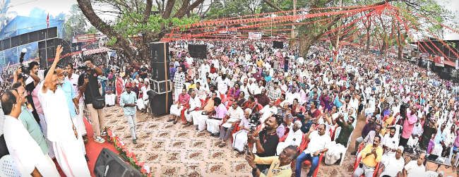 വികസന മുന്നേറ്റ ജാഥയുടെ കാലിക്കടവിലെ  സ്വീകരണത്തിൽ ജാഥ ലീഡർ എം വി ഗോവിന്ദൻ ജനങ്ങളെ അഭിവാദ്യം ചെയ്യുന്നു