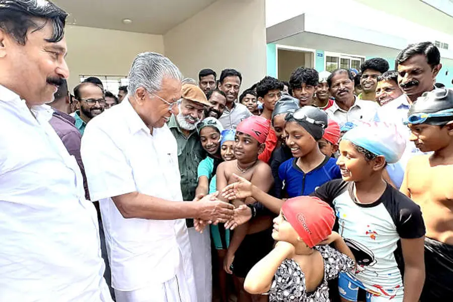 ഒഴുക്കിനെതിരെ നീന്തണം, വിജയത്തിലേക്ക്... തൃക്കരിപ്പൂർ നടക്കാവിൽ മൾട്ടി ലെവൽ സ്റ്റേഡിയം ഉദ്ഘാടനത്തിനെത്തിയ മുഖ്യമന്ത്രി പിണറായി വിജയനെ നീന്തൽക്കുളത്തിനരികിൽ നീന്തൽതാരങ്ങളായ കുട്ടികൾ സ്വീകരിക്കുന്നു. കായികമന്ത്രി വി അബ്ദുറഹിമാൻ, എം രാജഗോപാലൻ എംഎൽഎ എന്നിവർ സമീപം. ഫോട്ടോ: പി ദിലീപ് കുമാർ
