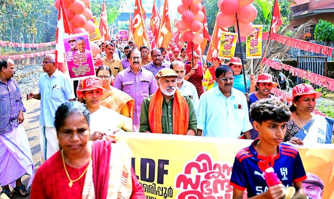 എം രാജഗോപാലൻ എംഎൽഎ നയിക്കുന്ന എൽഡിഎഫ്‌ തൃക്കരിപ്പൂർ മണ്ഡലം വികസന സന്ദേശ ജാഥയ്‌ക്ക്‌ ഓലാട്ട് നൽകിയ സ്വീകരണം