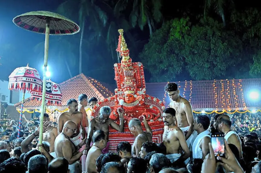 അണ്ടലൂർ കാവിൽ ദൈവത്താർ തിരുമുടി അണിഞ്ഞപ്പോൾ