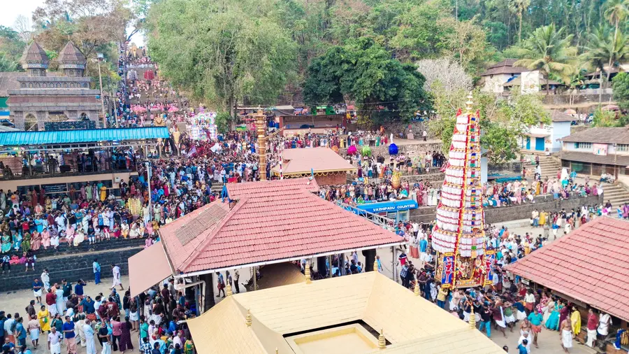 പരിയാനമ്പറ്റ പൂരത്തിന്റെ  വലിയാറാട്ട് വേലകൾ ക്ഷേത്രത്തിലെത്തിയപ്പോൾ