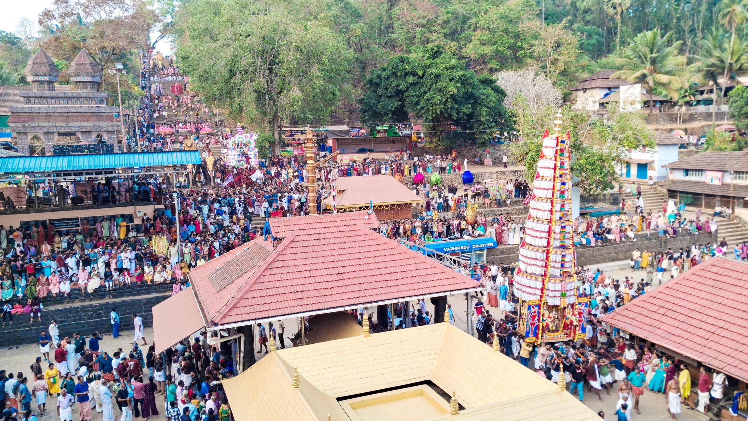 പരിയാനമ്പറ്റ പൂരത്തിന്റെ  വലിയാറാട്ട് വേലകൾ ക്ഷേത്രത്തിലെത്തിയപ്പോൾ