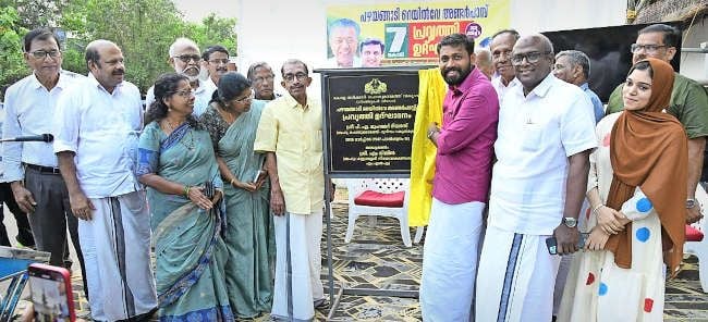മന്ത്രി പി എ മുഹമ്മദ് റിയാസ് ഓൺലൈനായി പ്രവൃത്തി ഉദ്ഘാടനം ചെയ്ത പഴയങ്ങാടി അടിപ്പാതയുടെ ശിലാഫലകം  എം വിജിൻ എംഎൽഎ അനാഛാദനം ചെയ്യുന്നു 