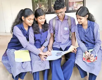 ഒറ്റ പ്രസവത്തിൽ പിറന്ന  സഹോദരങ്ങളായ  നീനു, നയന,  നിയ, നന്ദകൃഷ്ണ എന്നിവർ എസ്‌എസ്‌എൽസി പരീക്ഷക്കുള്ള  തയ്യാറെടുപ്പിൽ