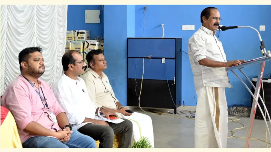 വാമനപുരം മണ്ഡലത്തിലെ സ്കൂളുകൾക്കും അങ്കണവാടികൾക്കും അനുവദിച്ച ഫാനുകളുടെ വിതരണം ഡി കെ മുരളി എംഎൽഎ നിർവഹിക്കുന്നു