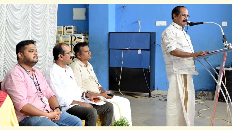 വാമനപുരം മണ്ഡലത്തിലെ സ്‌കൂളുകൾക്കും അങ്കണവാടികൾക്കും അനുവദിച്ച ഫാനുകളുടെ വിതരണം ഡി കെ മുരളി എംഎൽഎ നിർവഹിക്കുന്നു