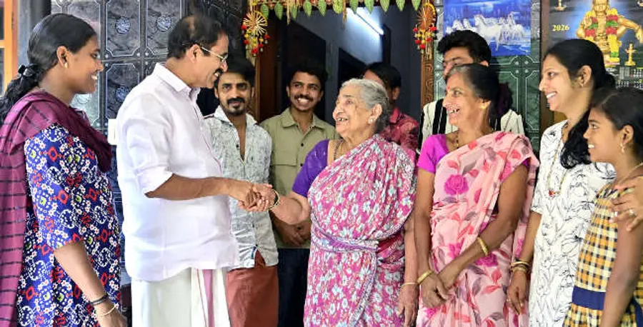 ഉദുമണ്ഡലം എൽഡിഎഫ് സ്ഥാനാർഥി സി എച്ച് കുഞ്ഞമ്പു മേൽപറമ്പ് കട്ടക്കാലിൽ വോട്ടർമാർക്കിടയിൽ
