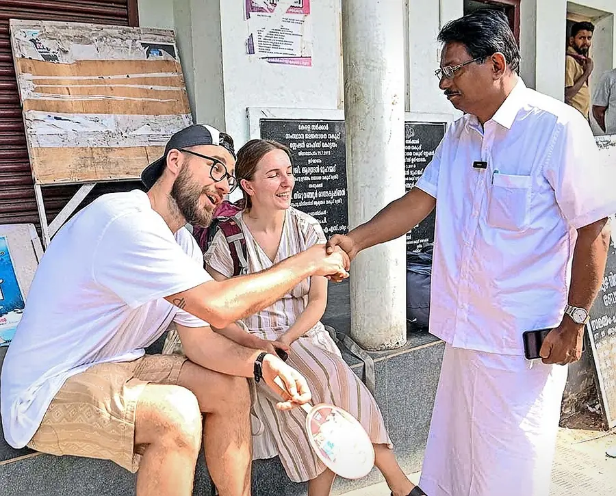 കോട്ടയം മണ്ഡലം എൽഡിഎഫ് സ്ഥാനാർഥി അഡ്വ. കെ അനിൽകുമാർ രാവിലെ ബോട്ട് പര്യടനത്തിന് കോടിമത ബോട്ട് ജെട്ടിയിൽ എത്തിയപ്പോഴാണ് പോളണ്ടുകാരായ ക്രിസ്റ്റഫിനെയും കമീലയെയും കാണുന്നത്.