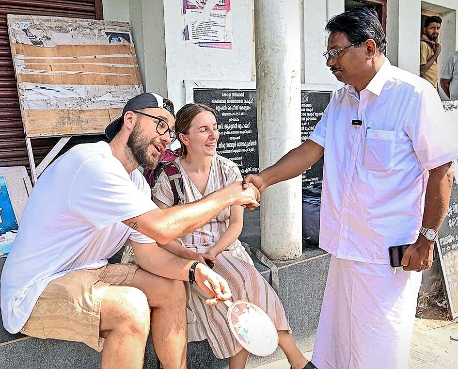  കോട്ടയം മണ്ഡലം എൽഡിഎഫ്‌ സ്ഥാനാർഥി അഡ്വ. കെ അനിൽകുമാർ രാവിലെ ബോട്ട്‌ പര്യടനത്തിന്‌ കോടിമത ബോട്ട്‌ ജെട്ടിയിൽ എത്തിയപ്പോഴാണ്‌ പോളണ്ടുകാരായ ക്രിസ്‌റ്റഫിനെയും കമീലയെയും കാണുന്നത്‌. 