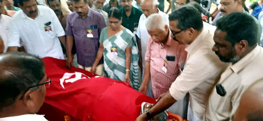 കോട്ടുവല കുഞ്ഞിക്കണ്ണന്റെ മൃതദേഹത്തിൽ സിപിഐ എം സംസ്ഥാന സെക്രട്ടറിയറ്റ് അംഗം എം വി ജയരാജന്റെ
നേതൃത്വത്തിൽ പാർടി പതാക പുതപ്പിക്കുന്നു