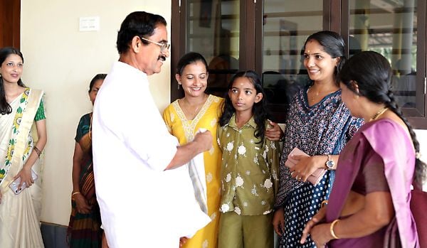 ഉദുമ മണ്ഡലം എൽഡിഎഫ്‌ സ്ഥാനാർഥി സി എച്ച്‌ കുഞ്ഞന്പു വോട്ടർമാർക്കിടയിൽ