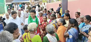ചിറ്റൂർ മണ്ഡലം എൽഡിഎഫ്‌ സ്ഥാനാർഥി വി മുരുകദാസ്‌ കൊഴിഞ്ഞാന്പാറയിൽ പര്യടനത്തിനിടെ