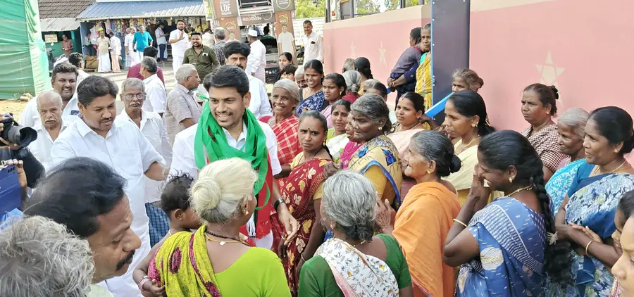 ചിറ്റൂർ മണ്ഡലം എൽഡിഎഫ്‌ സ്ഥാനാർഥി വി മുരുകദാസ്‌ കൊഴിഞ്ഞാന്പാറയിൽ പര്യടനത്തിനിടെ