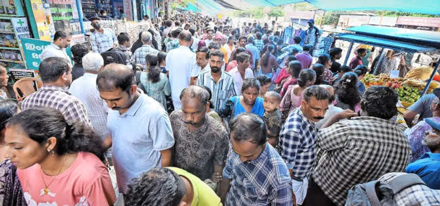 വിഷുത്തലേന്ന് കണ്ണൂർ സ്റ്റേഡിയം കോർണറിൽ അനുഭവപ്പെട്ട തിരക്ക്