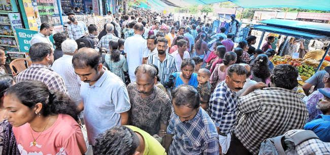 വിഷുത്തലേന്ന്‌ കണ്ണൂർ സ്റ്റേഡിയം കോർണറിൽ അനുഭവപ്പെട്ട തിരക്ക്