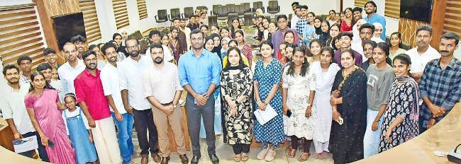 നിയമസഭാ തെരഞ്ഞെടുപ്പിനോടനുബന്ധിച്ച് ജില്ലാ ഭരണകൂടം നടപ്പാക്കിയ സ്വീപ് ക്യാമ്പയിൻ ഇങ്ക് ഇറ്റ് കണ്ണൂരിന്റെ ഭാഗമായ വിവിധ പരിപാടികളിൽ പങ്കെടുത്ത കണ്ണൂർ സർവകലാശാലയ്ക്ക് കീഴിലുള്ള വിവിധ കോളേജുകളിലെ എൻഎസ്എസ് വിദ്യാർഥികളെ ജില്ലാ കലക്ടർ അനുമോദിച്ചപ്പോൾ