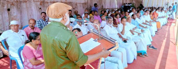 ദേശീയപാതയിൽ നീലേശ്വരം മാർക്കറ്റ് ജങ്‌ഷനിൽ ആകാശപാത നിർമിക്കണമെന്നാവശ്യപ്പെട്ട്  കർമസമിതി ആരംഭിച്ച രാപകൽ സമരം  എം രാജഗോപാലൻ എംഎൽഎ ഉദ്ഘാടനംചെയ്യുന്നു