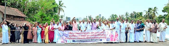 നീലേശ്വരത്ത് ആകാശപ്പാത യാഥാർഥ്യമാക്കുന്നതുവരെ ഉയരപ്പാതയിലൂടെ ഗതാഗതം അനുവദിക്കില്ലെന്ന് പ്രഖ്യാപിച്ച്  അഡ്ഹോക് കമ്മിറ്റി ബാനർ സ്ഥാപിക്കുന്നു. 