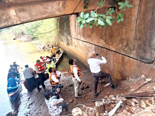 ചെന്നൈ ഐഐടി സംഘം നീലേശ്വരം പഴയപാലത്തിൽ  പരിശോധന നടത്തുന്നു