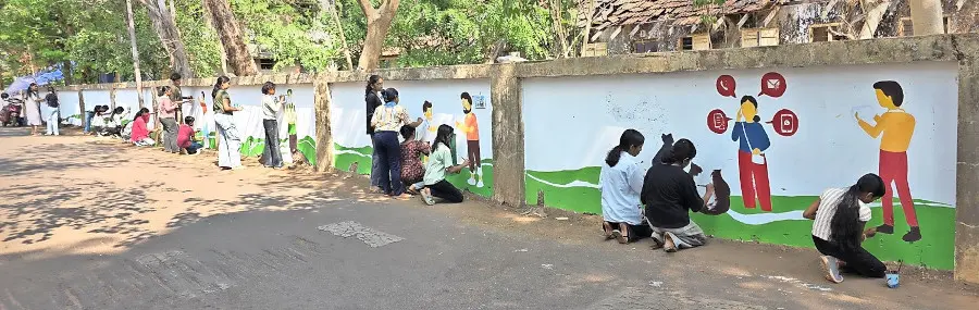 കൂത്തുപറമ്പ് പൊലീസ് ക്വർട്ടേഴ്സ് മതിലിൽ വരയിടം ആർട്സ് സ്കൂളിലെ വിദ്യാർഥികൾ ചിത്രങ്ങൾ വരയ്‌ക്കുന്നു