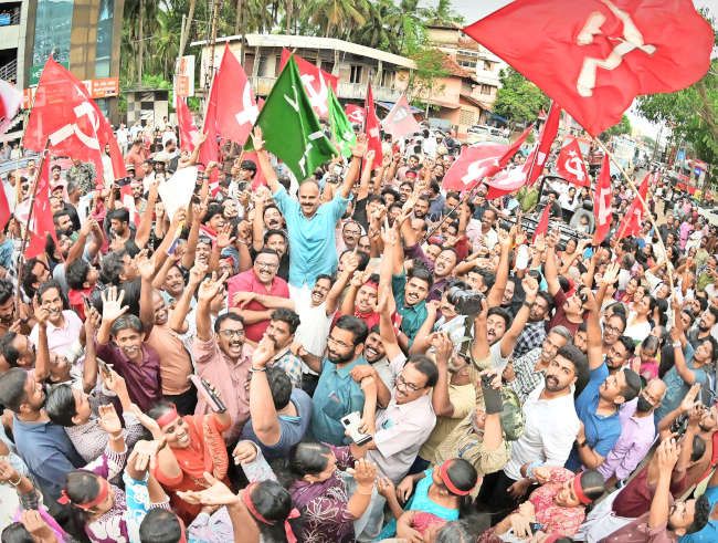 അഴീക്കോട് മണ്ഡലത്തിൽനിന്ന്  വിജയിച്ച എൽഡിഎഫ് സ്ഥാനാർഥി കെ വി സുമേഷിനെ തോളിലേറ്റി ആഹ്ലാദം പങ്കിടുന്ന  പ്രവർത്തകർ.  പുതിയതെരുവിൽനിന്നുള്ള ദൃശ്യം  ഫോട്ടോ: പി ദിലീപ്കുമാർ