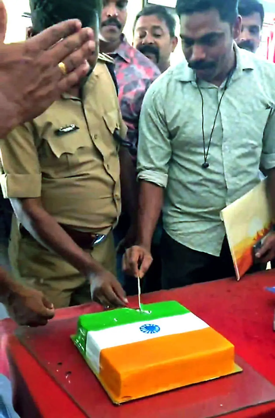 യുഡിഎഫിന്റെ നിയമസഭാ തെരഞ്ഞെടുപ്പ് വിജയം ആഘോഷിച്ച് കാസർകോട് എആർ ക്യാമ്പിൽ പൊലീസുകാർ കേക്ക് മുറിക്കുന്നു