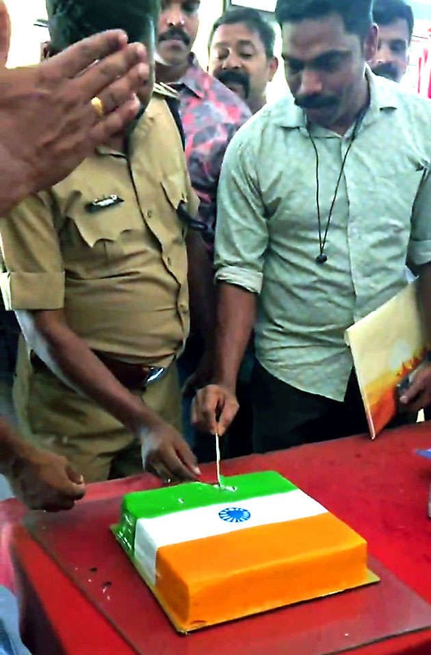 യുഡിഎഫിന്റെ നിയമസഭാ തെരഞ്ഞെടുപ്പ്‌ വിജയം ആഘോഷിച്ച്‌ കാസർകോട്‌ എആർ ക്യാമ്പിൽ പൊലീസുകാർ കേക്ക്‌ മുറിക്കുന്നു