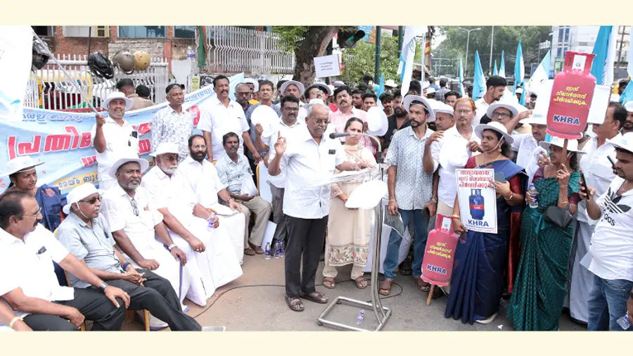 കെഎച്ച്ആർഎയുടെ നേതൃത്വത്തിൽ ജനറൽ പോസ്റ്റ് ഓഫീസിന് മുന്നില് നടത്തിയ മാർച്ച് സംസ്ഥാന രക്ഷാധികാരി ജി സുധീഷ് കുമാർ ഉദ്ഘാടനം ചെയ്യുന്നു