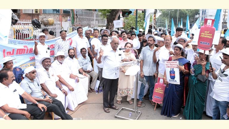 കെഎച്ച്‌ആർഎയുടെ നേതൃത്വത്തിൽ ജനറൽ പോസ്റ്റ് ഓഫീസിന് മുന്നില്‍ നടത്തിയ മാർച്ച് സംസ്ഥാന രക്ഷാധികാരി ജി സുധീഷ് കുമാർ ഉദ്ഘാടനം ചെയ്യുന്നു
