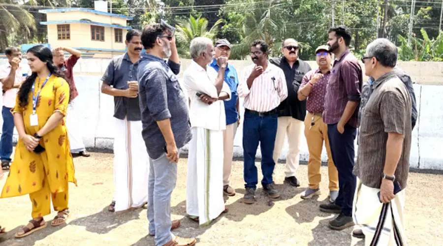  കലക്ടറുടെ പ്രത്യേക സംഘം പഞ്ചായത്ത് പ്രസിഡന്റ്‌  ഇ കുഞ്ഞിരാമനിൽനിന്നും വിവരങ്ങൾ ശേഖരിക്കുന്നു