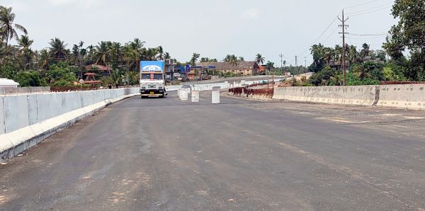 ദേശീയപാതയിൽ വിള്ളൽ വീണ മട്ടലായിയിൽ  റോഡ്‌  വീണ്ടും തുറന്നപ്പോൾ 