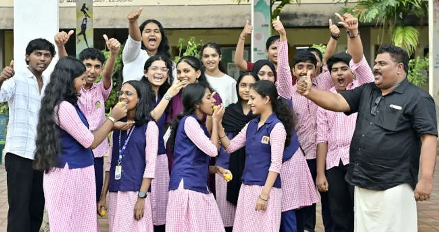 ചായ്യോത്ത് ഗവ.ഹയർ സെക്കൻഡറി സ്കൂളിൽനിന്നും എസ്എസ്എൽസി പരീക്ഷയിൽ മുഴുവൻ വിഷയത്തിലും എ പ്ലസ് നേടിയ വിദ്യാർഥികളുടെ ആഹ്ലാദം