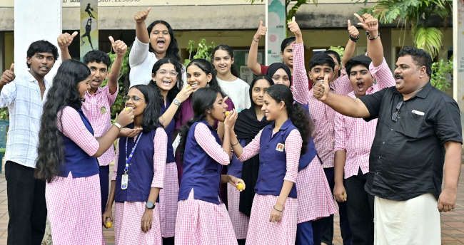 ചായ്യോത്ത് ഗവ.ഹയർ സെക്കൻഡറി  സ്‌കൂളിൽനിന്നും എസ്എസ്എൽസി പരീക്ഷയിൽ മുഴുവൻ വിഷയത്തിലും എ പ്ലസ്‌ നേടിയ വിദ്യാർഥികളുടെ ആഹ്ലാദം 