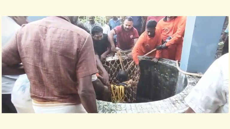 കിണറ്റിൽ വീണ യുവാവിനെ വർക്കല അഗ്നിരക്ഷാസേനാ സംഘം രക്ഷപ്പെടുത്തിയപ്പോൾ
