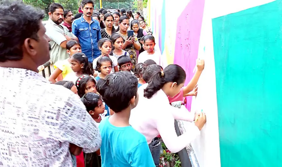 ഉദുമ ജിഎൽപി സ്കൂളിന്‌ മുൻവശത്തെ മതിലിൽ   ചിത്രങ്ങൾ വരക്കുന്നവർ 