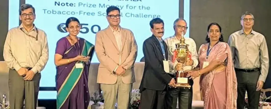 കേന്ദ്ര വിദ്യാഭ്യാസ മന്ത്രാലയം സ്കൂൾ വിദ്യാഭ്യാസ-സാക്ഷരതാ വകുപ്പ് ദേശീയ സെക്രട്ടറി സഞ്ജയ് കുമാറിൽനിന്നും കോളിയടുക്കം ജിയുപിഎസ് പ്രധാനാധ്യാപകൻ പി കെ മധുസൂദനൻ, നോഡൽ അധ്യാപിക എ വിദ്യ എന്നിവർ ലഹരിമുക്ത സ്കൂൾ ദേശീയ പുരസ്കാരം ഏറ്റുവാങ്ങുന്നു