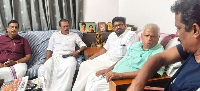 പൊലീസുകാരുടെ മർദനത്തിൽ പരിക്കേറ്റ കോൺഗ്രസ് കണ്ണൂർ മണ്ഡലം പ്രസിഡന്റ് ആർ രഞ്ചിത്തിനെ  സിപിഐ സംസ്ഥാന സെക്രട്ടറിയ്റ് അംഗം എം വി ജയരാജനും ജില്ലാ സെക്രട്ടറി കെ കെ രാഗേഷും സന്ദർശിച്ചപ്പോൾ