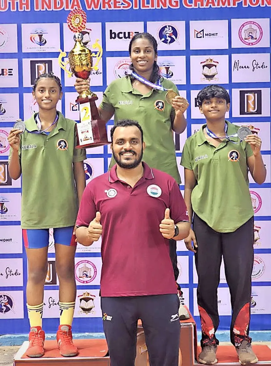 അണ്ടർ 15 സൗത്ത് ഇന്ത്യാ ഗുസ്തി ചാന്പ്യൻഷിപ്പിൽ മൂന്ന് മെഡൽ വാരിക്കൂട്ടിയ ഉളിക്കൽ
അറബിക്കുളത്തെ അനീറ്റ ബിജു, കോളയാട്ടെ നിഹാര ഷൈജു, കോഴിക്കോട് സ്വദേശി
വൈഗാ ലക്ഷ്മി എന്നിവർ കോച്ച് അഭിഷേക്
സിങ്ങിനൊപ്പം