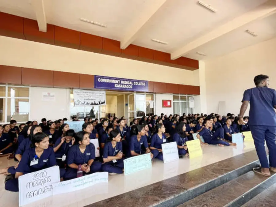 കാസർകോട് നഴ്സിങ് കോളേജ് വിദ്യാർത്ഥികൾ സമരത്തിൽ